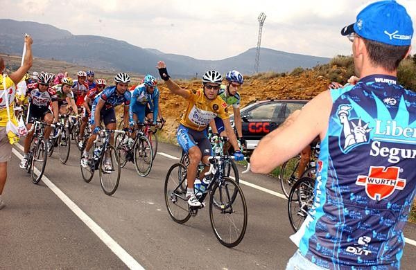 Roberto Heras (Liberty Seguros) grabs his feed bag