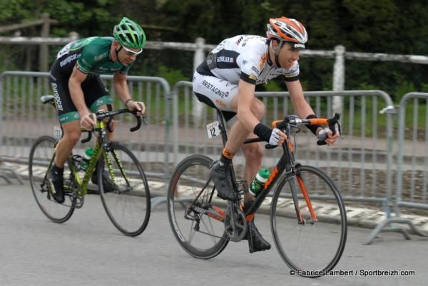 Jean-Marc Bideau (Bretagne Schuller) leads Jerome Cousin (Europcar) in the attack