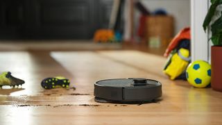 Roomba_Combo_405 robot vacuum mop on wooden floor