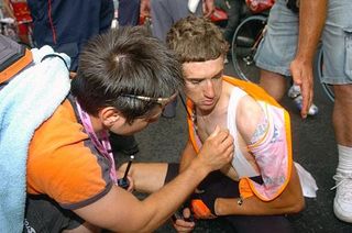 Is it broken? Aitor Hernández (Euskaltel-Euskadi) has his injuries examined. He broke his collarbone.