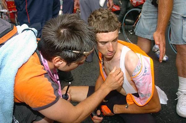 Is it broken? Aitor Hern&aacute;ndez (Euskaltel-Euskadi) has his injuries examined. He broke his collarbone.