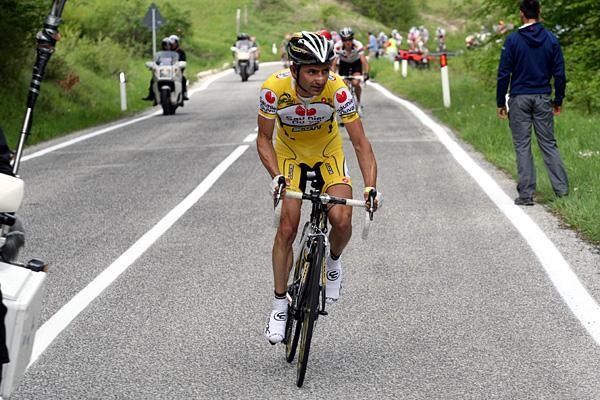Leonardo Piepoli (Saunier Duval-Scott) launches his attack.