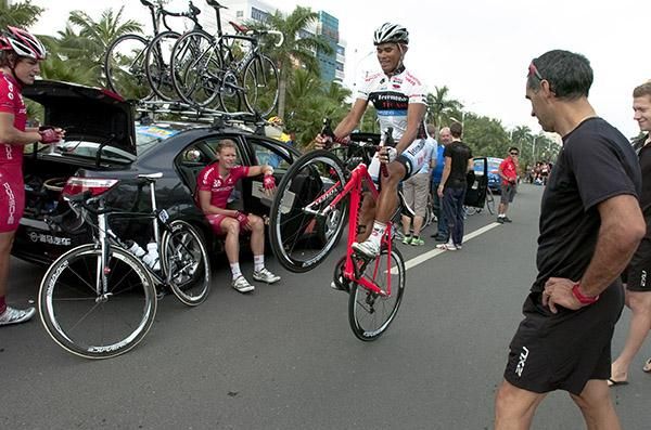 Malaysian rider Harrif Saleh (Terengganu Cycling Team) shows the Aussie a thing or two with his 'Skippy' tricks on the bike in Danzhou.