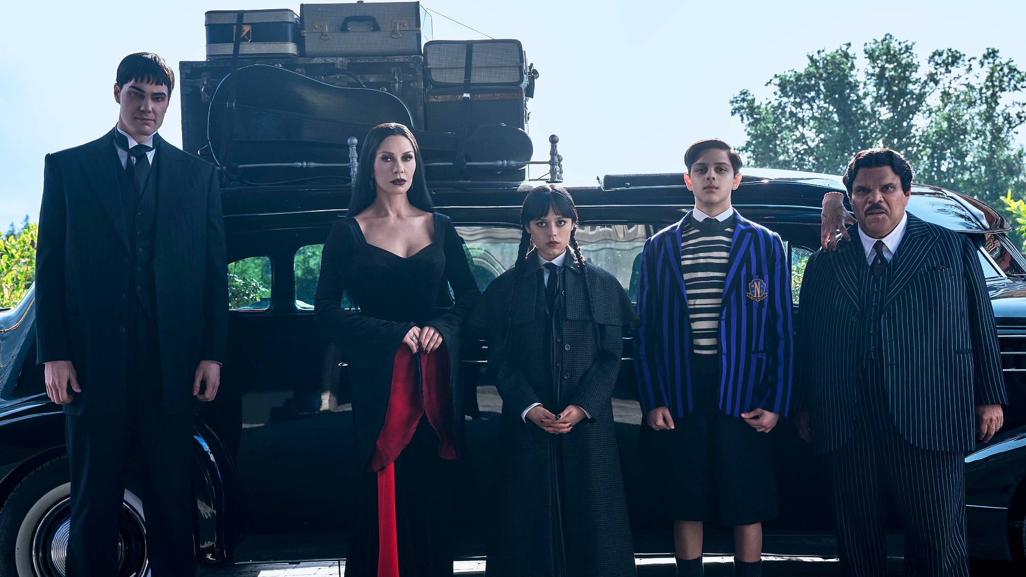 Joonas Suotamo as Lurch, Catherine Zeta-Jones as Morticia Addams, Jenna Ortega as Wednesday, Isaac Ordonez aș Pugsley Addams, Thing, and Luis Guzmán as Gomez Addams in "Wednesday" season 2