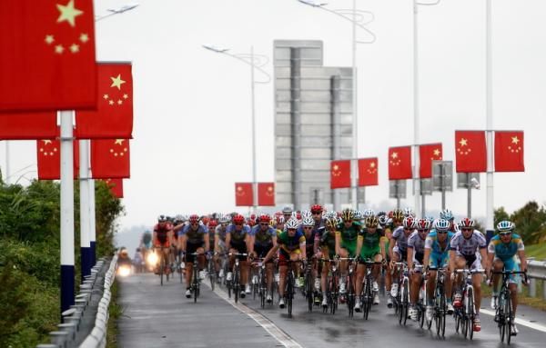 It is clear which country the peloton is racing in.