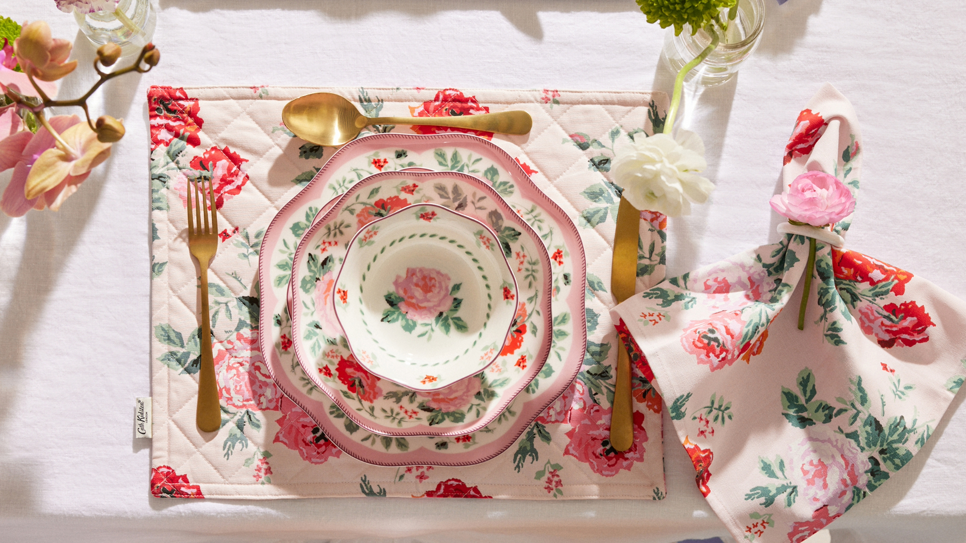 Chintzy plate setting