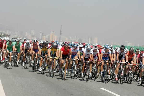The peleton rolls out of Xining.