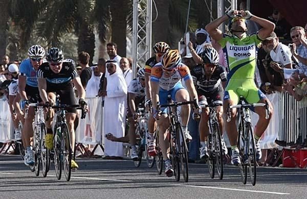 Francesco Chicchi (Liquigas) leads the peloton home on the final stage.