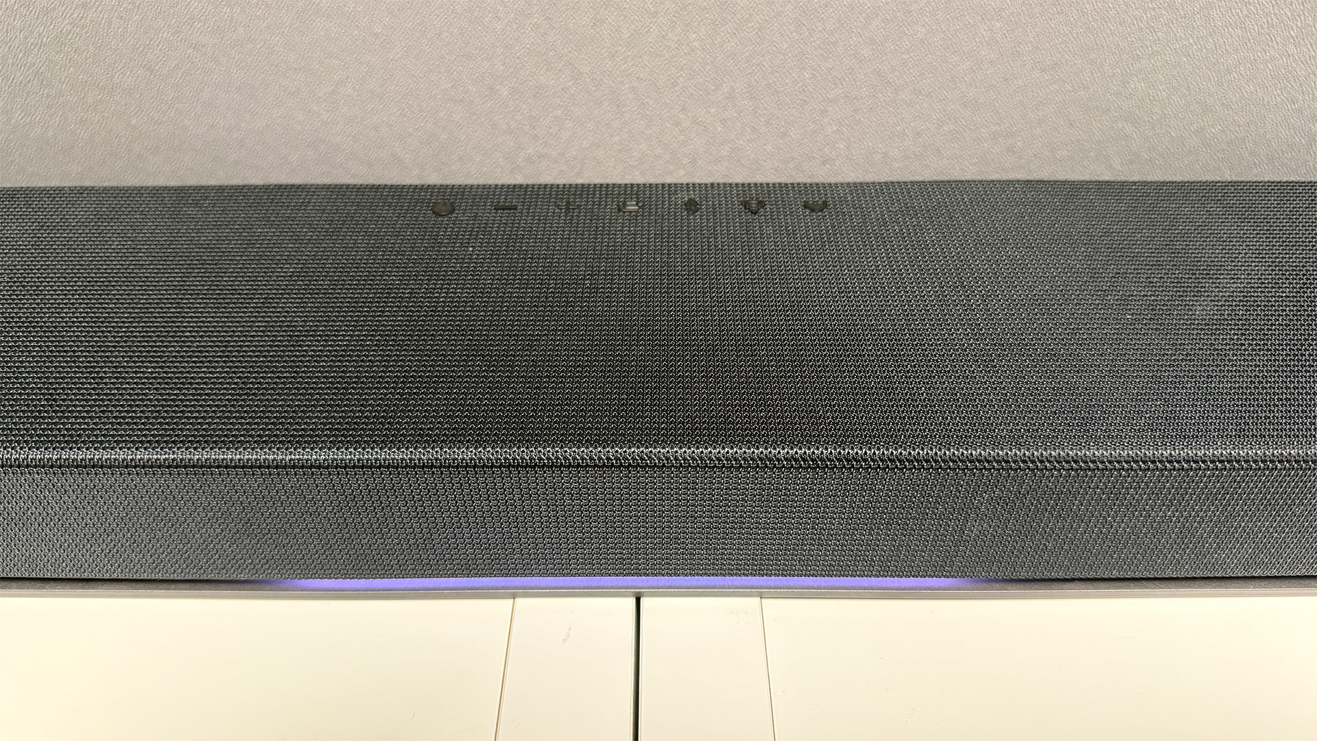 LG Sound Suite H7 soundbar detail of middle of bar and purple light