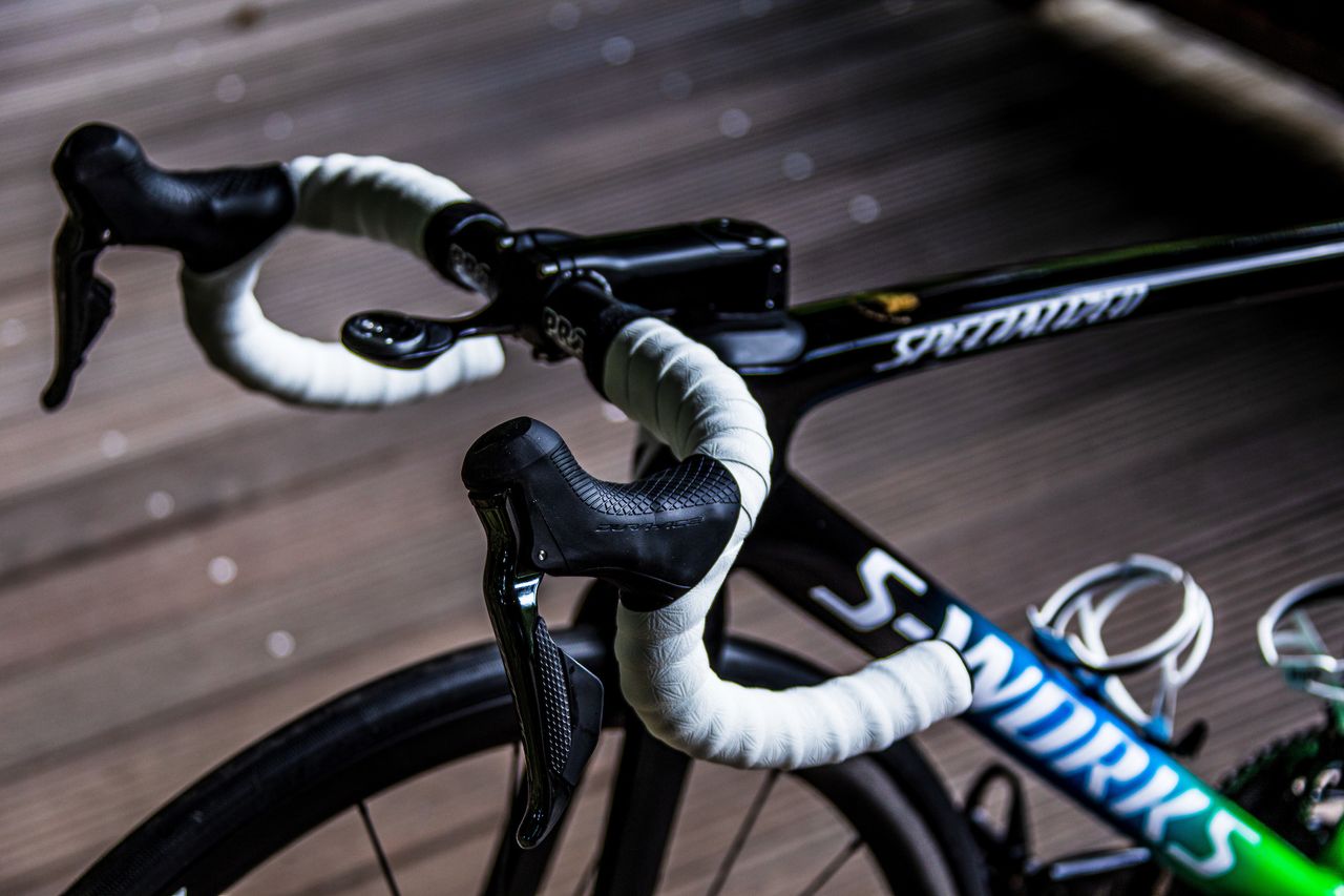 White Supacaz Super Sticky Kush bar tape complements the top and down tube side graphics
