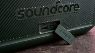 USB-A och USB-C-portarna på Soundcore Boom 2.