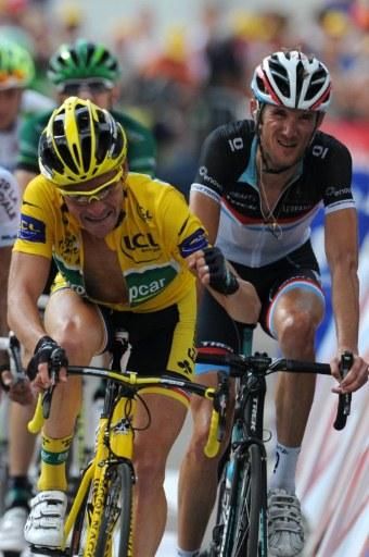 Voeckler punches the air to celebrate retaining the yellow jersey