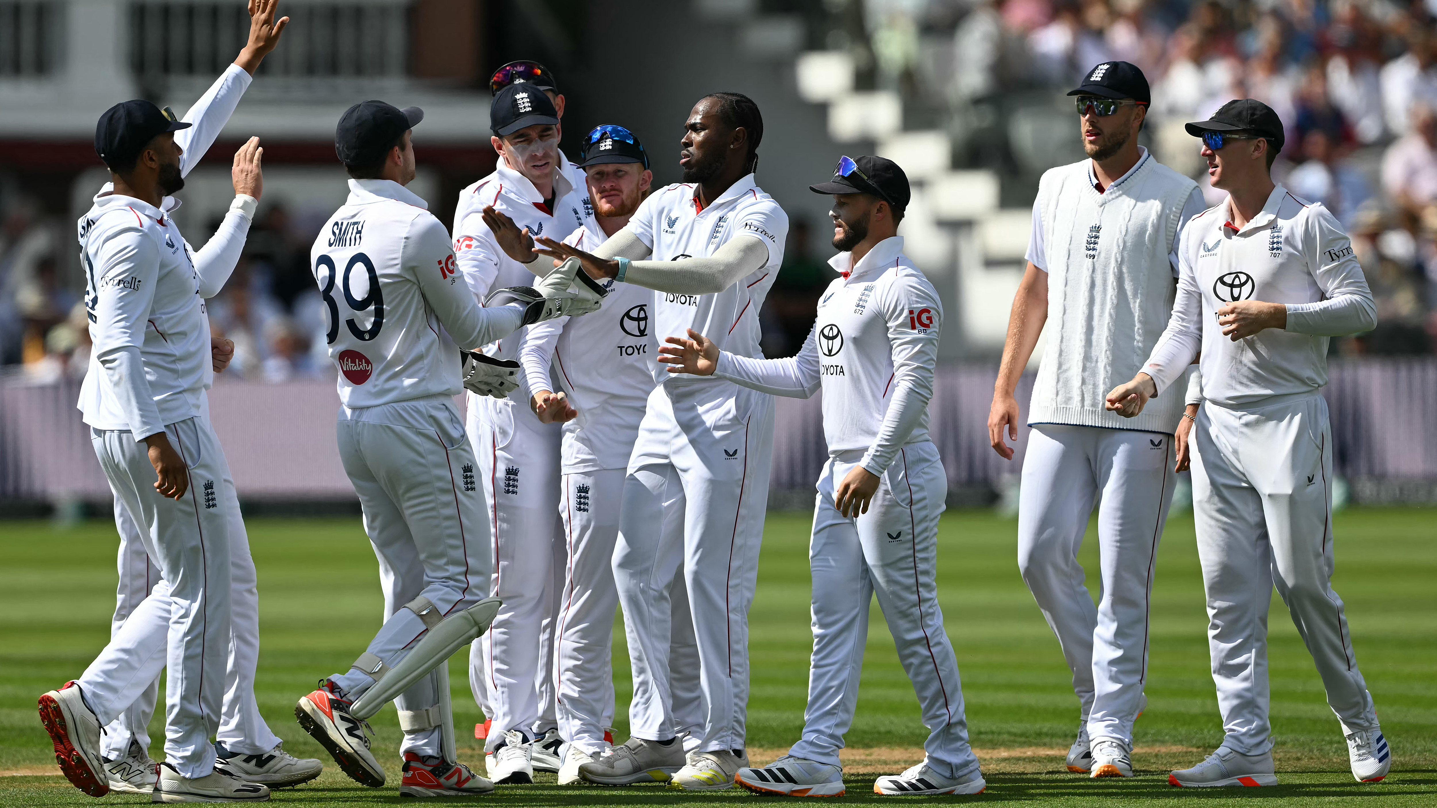 England's Jofra Archer (C) celebrates with England's Jamie Smith (3L) after they dismissed Pakistan's Shan Masood (unseen) for one run on day two of the second test match between England and Pakistan