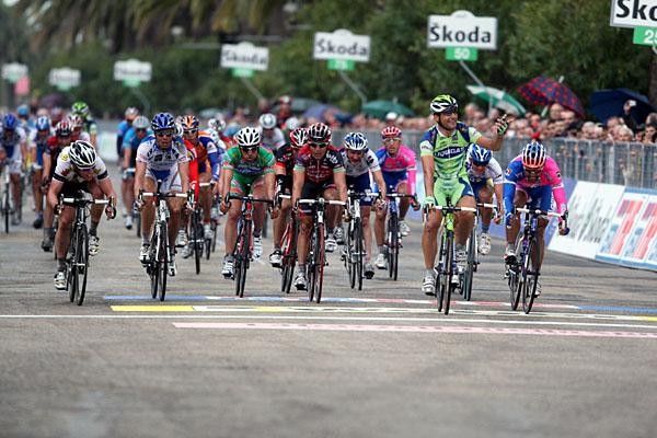 Francesco Chicchi (Liquigas) wins the final stage ahead of Danilo Napolitano (Lampre) (r).