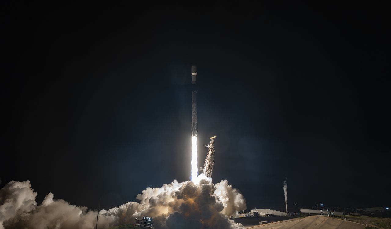 SpaceX launches NASA's Pandora exoplanet mission, 3 dozen other satellites (video)