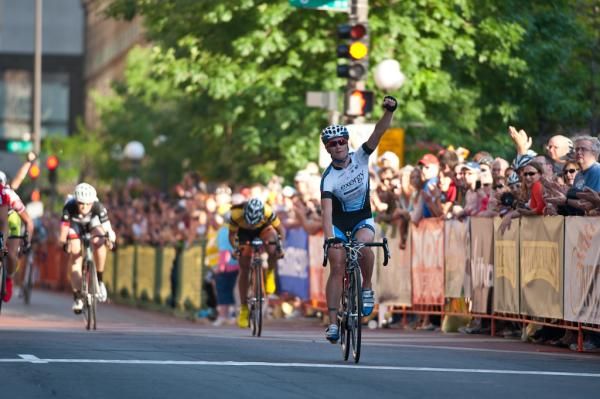 Theresa Cliff-Ryan (Exergy TWENTY12) celebrates her victory in Saint Paul.