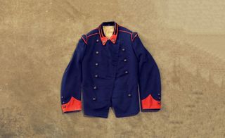 The cut of this Austrian military jacket from the beginning of the last century is a recurring reference. It transcends both time and territory