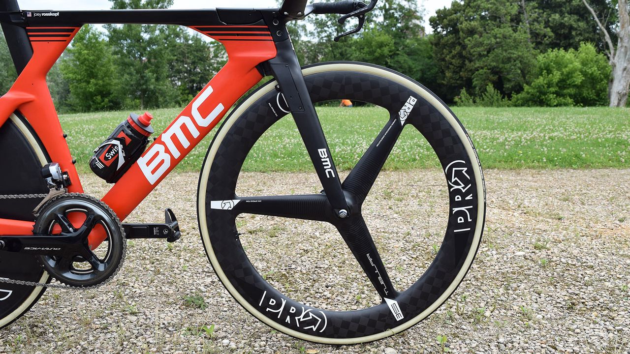 Paired with the rear disc, Rosskopf has a PRO 3-Spoke Textreme front wheel