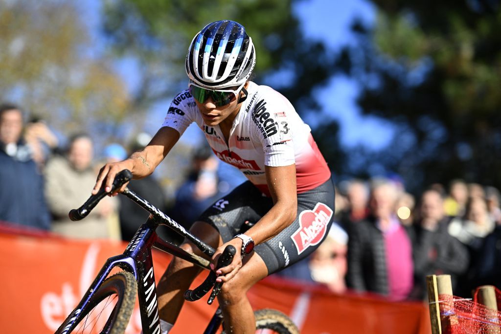 Ceylin del Carmen Alvarado on the attack at the Troyes World Cup race