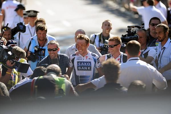 Nicki S&ouml;rensen (Team Saxo Bank) makes his way to the podium after winning stage 12.
