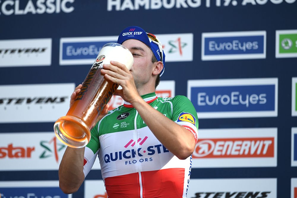 Elia Viviani (Quick-Step Floors) wins EuroEyes Cyclassics Hamburg, takes a well-deserved sip of beer