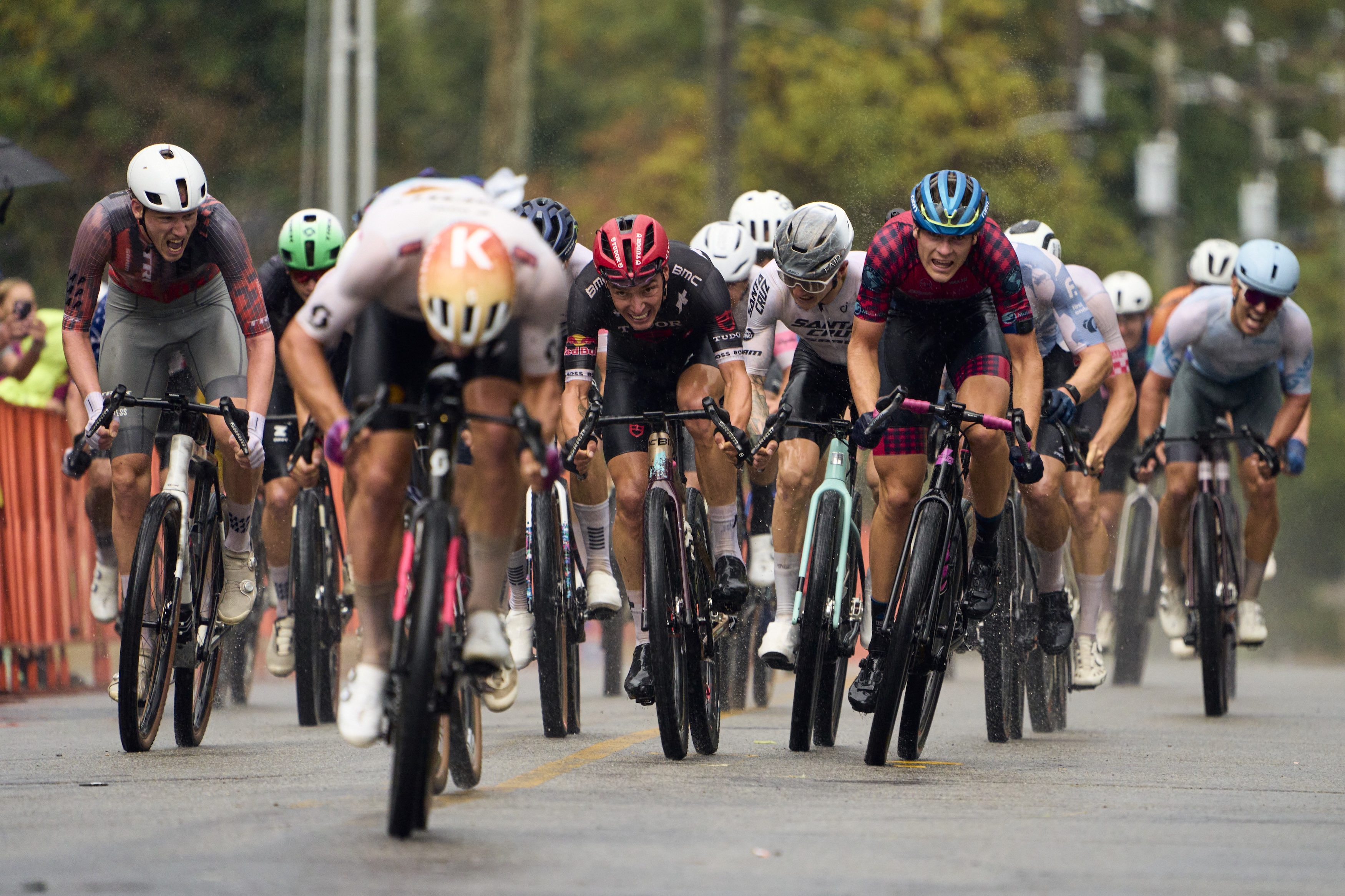 With his head down, Cameron Jones bolts from a 25-rider pack to finish fifth at 2025 Big Sugar Classic, securing his overall win in the Life Time Grand Prix