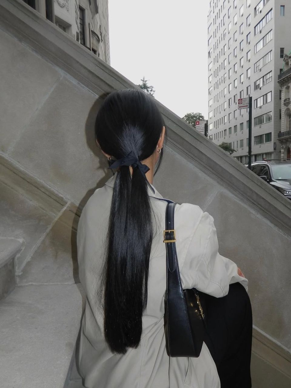 An image of @leatngu depicting a bow-tied ponytail