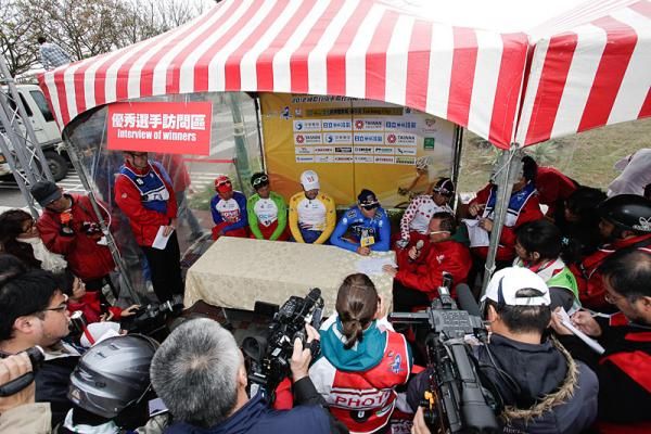 The Tour de Taiwan jersey holders and stage 4 winner speak to the press.