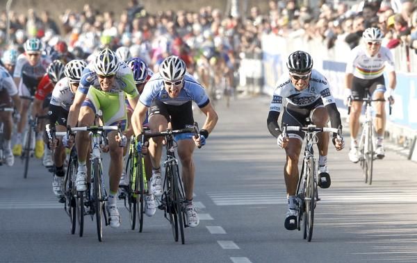 Tirreno-Adriatico leader Tyler Farrar can't get the measure of JJ Haedo (Saxo Bank)