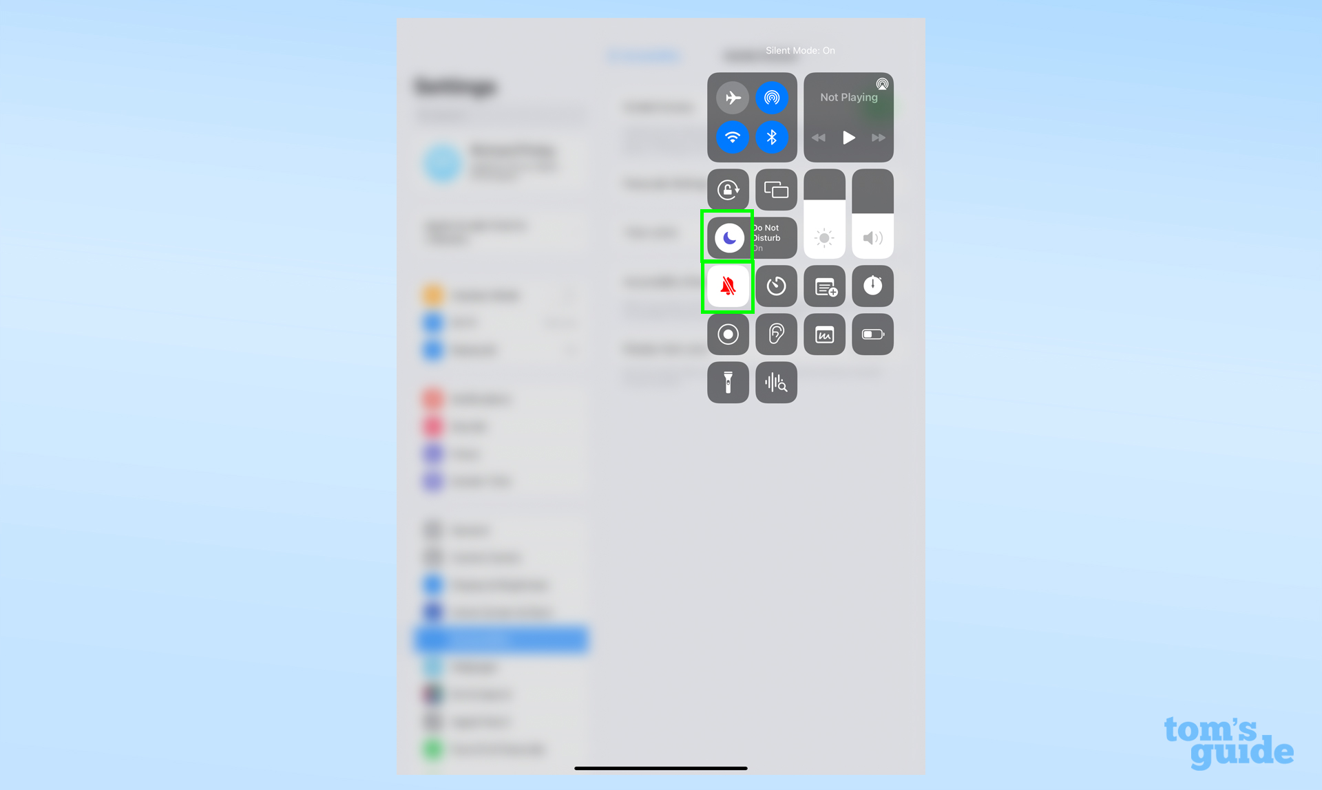 Снимок экрана, показывающий Центр управления iPadOS с выделенными кнопками «Не беспокоить» и «Без звука».
