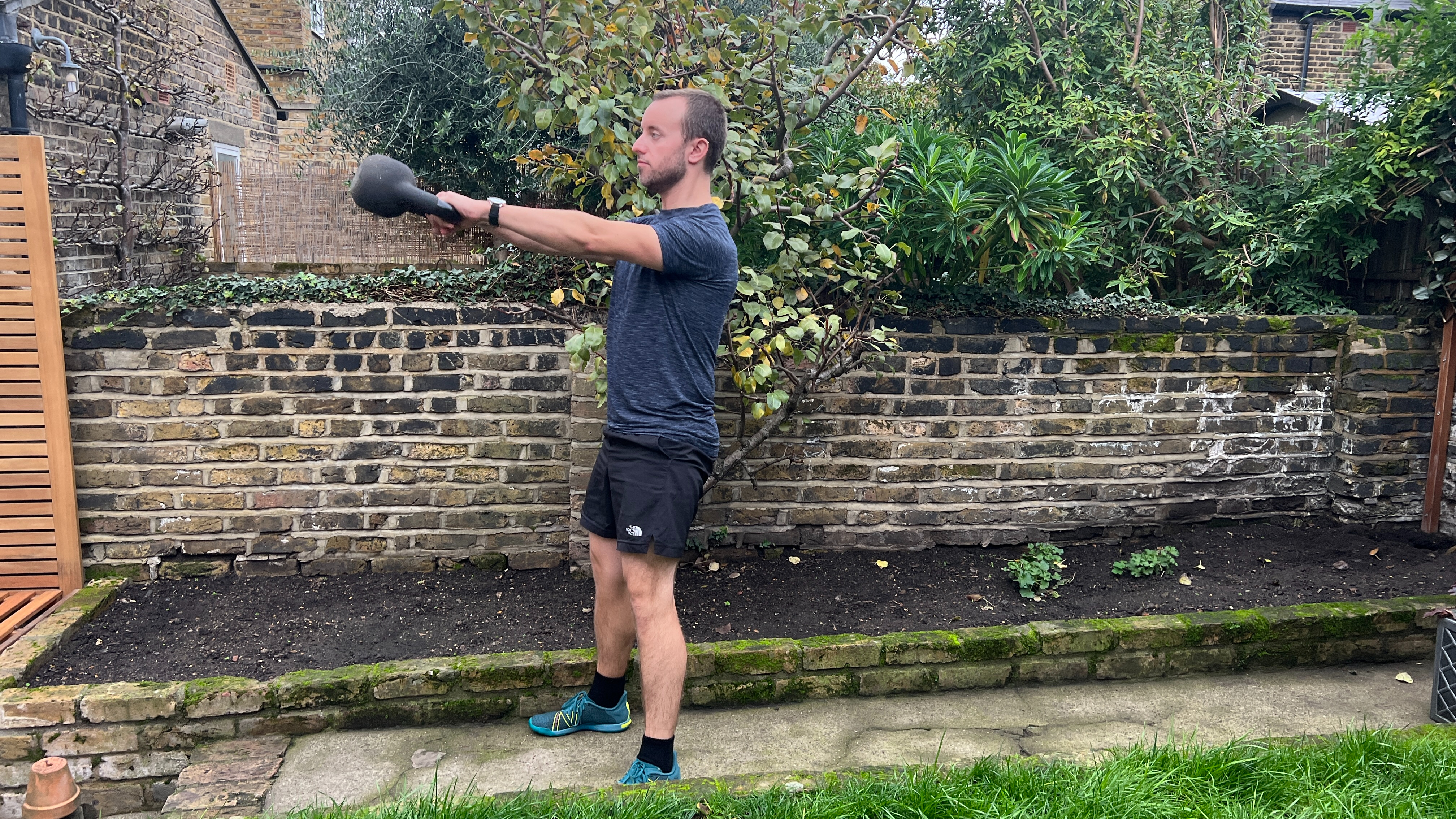 leje forhandler fugtighed I did 100 kettlebell swings a day for a week — here's what happened |  Fit&Well