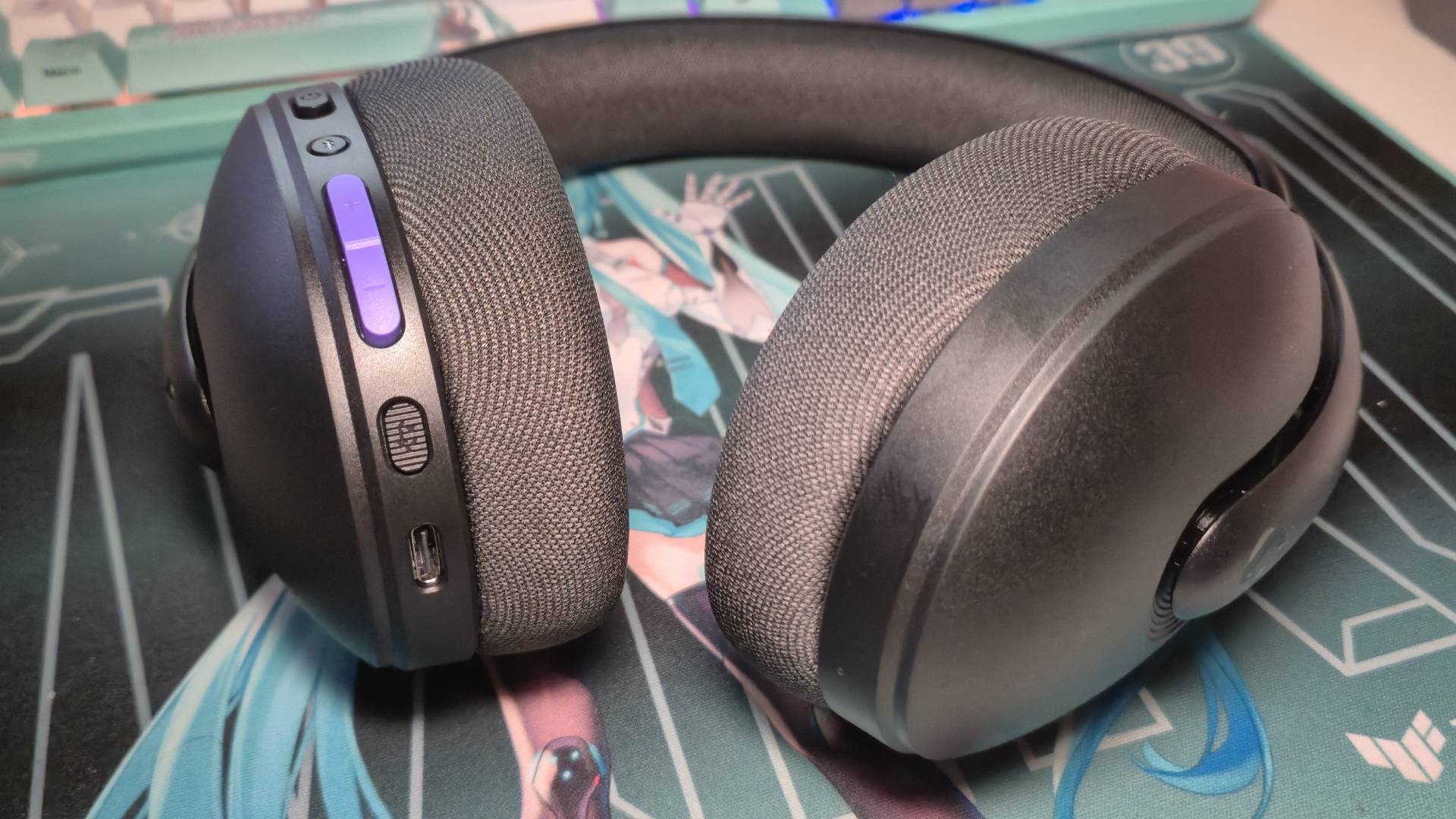 Image of the Logitech G325 Lightspeed wireless headset sitting on a Miku mousemat.