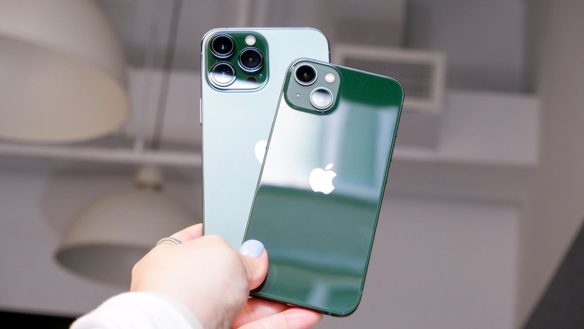 iPhone 13 and iPhone 13 Pro Max in green