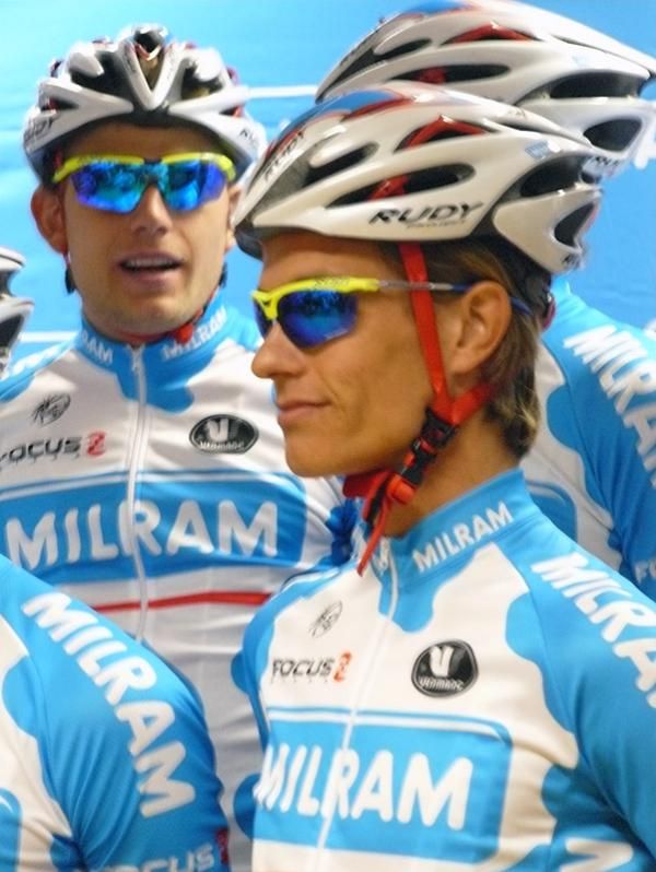 Linus Gerdemann finally got his helmet fastened.