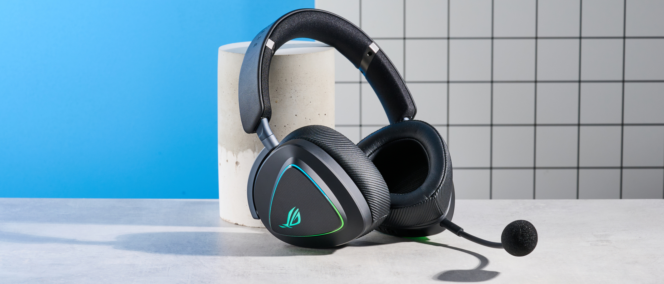 An Asus ROG Delta II wireless gaming headset