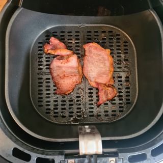 Philips Essential Air Fryer with cooked bacon