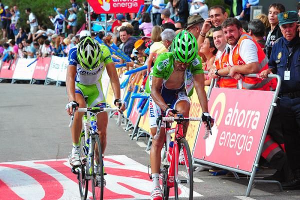 Vincenzo Nibali (Liquigas-Cannondale) and Joaquin Rodriguez (Katusha) finish together after getting dropped from the Wiggins group on the final climb.