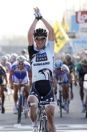 Nick Nuyens (Saxo Bank Sungard) wins Dwars door Vlaanderen.