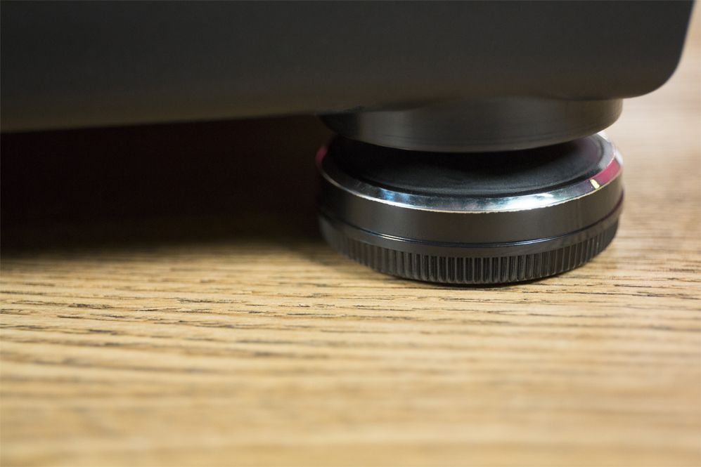 The TT250USB has adjustable rubber feet.