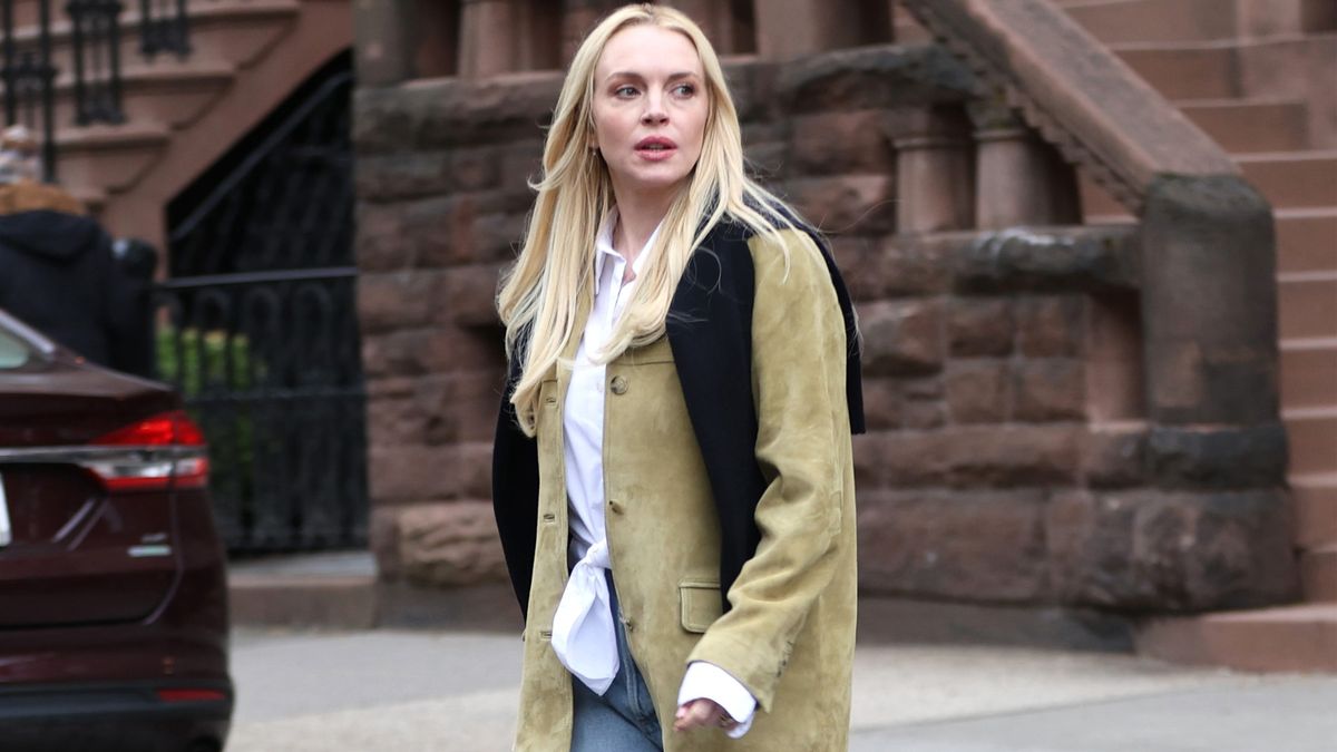 Light-Wash Jeans Are So Back—These Are the Anti-Trend Shoes They Look Best With