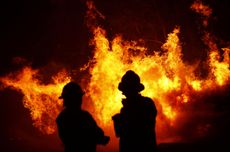 Firefighters tackle wildfires in Portezuelo, Chile