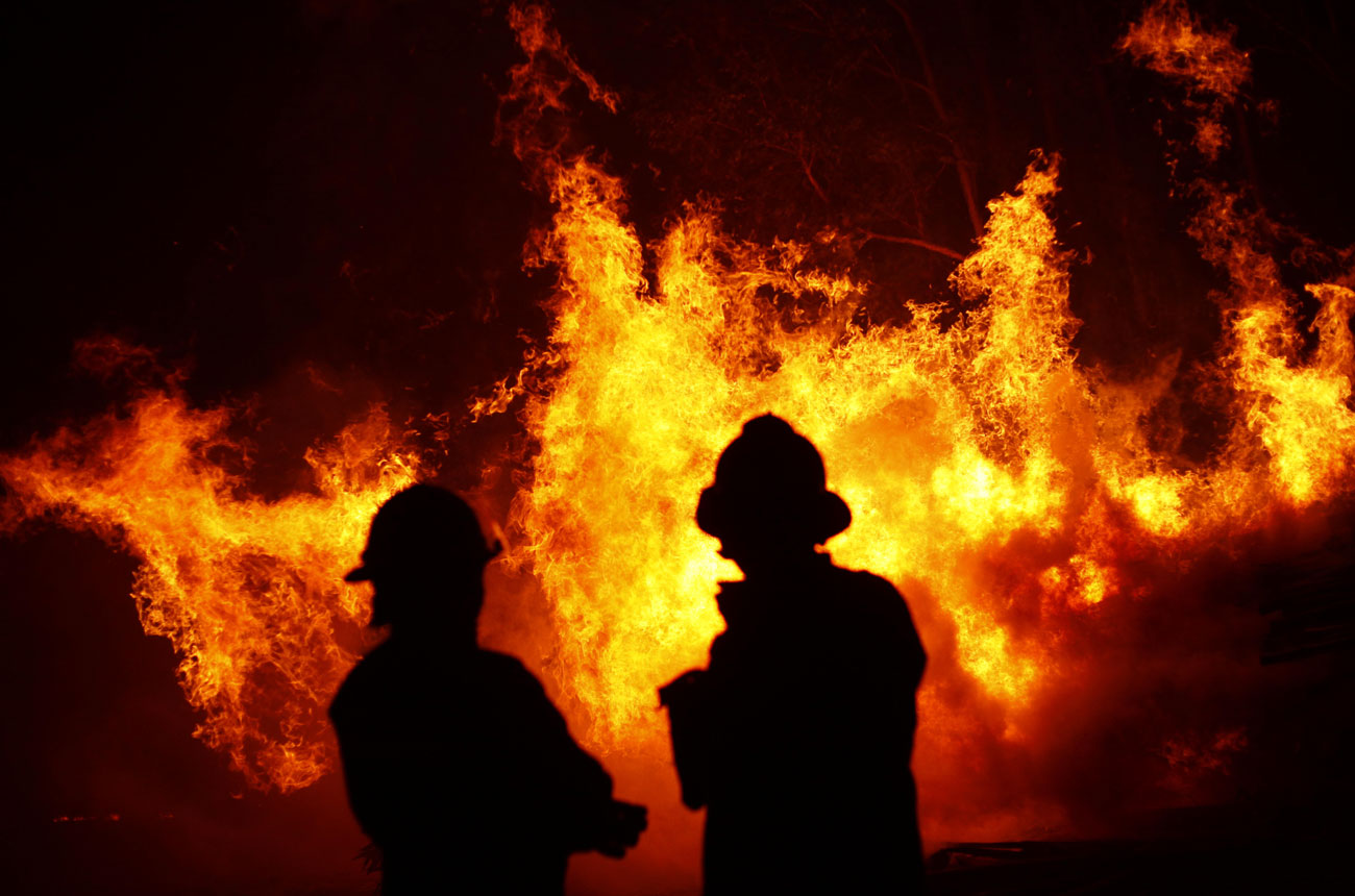 Firefighters tackle wildfires in Portezuelo, Chile