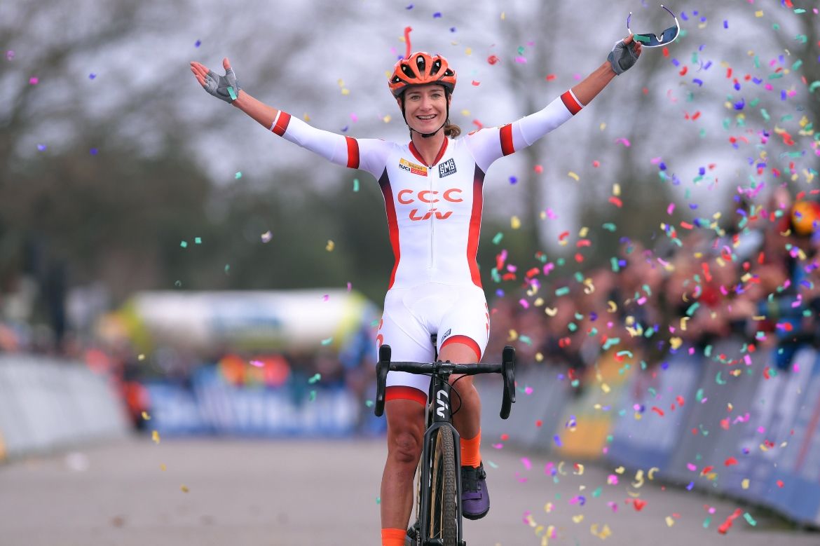 Marianne Vos crosses the line for victory