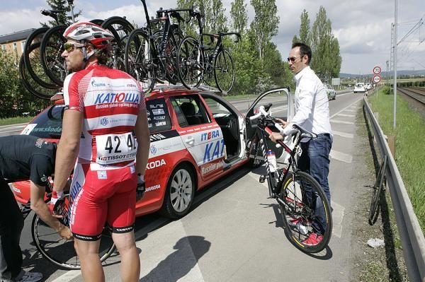 Erik Zabel helps Marco Haller get a bike change.