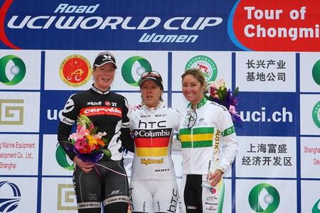 Ina Yoko Teutenberg (HTC - Columbia Women) on the podium for the World Cup with Kirsten Wild (Cervelo TestTeam) and Rochelle Gilmore (Australia).