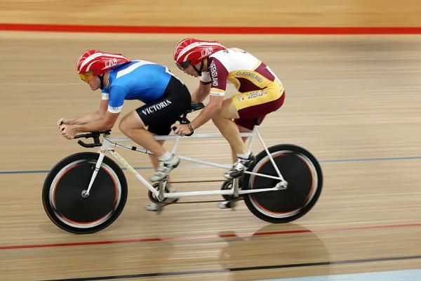 Queensland&rsquo;s Bryce Lindores and pilot Sean Finning of Victoria (4min33.956sec) defeated Nathan Johnston (NSW) and pilot Matthew Meisel-Dennis of Canberra (5min9.548sec).