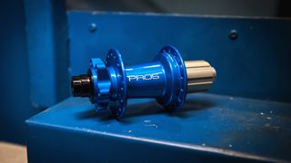 The Hope Technology P5 hub in blue