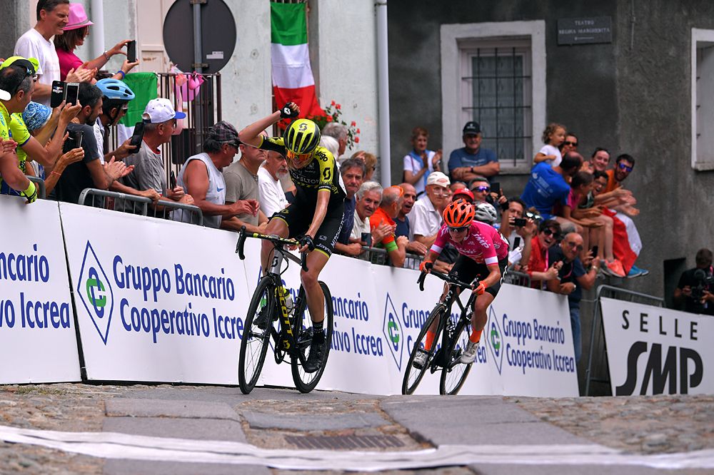 Lucy Kennedy (Mitchelton-Scott) makes a late attack on stage 3 at the Giro Rosa but she was caught at the line by Marianne Vos (CCC-Liv)
