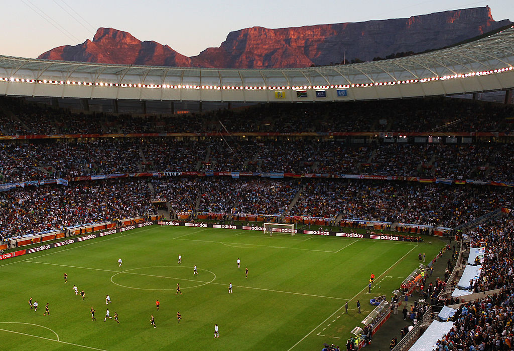 Una visione generale dell'azione che mostra Table Mountain al tramonto sullo sfondo durante la partita finale del quarto di Coppa del Mondo FIFA Sud Africa 2010 tra Argentina e Germania al Green Point Stadium il 3 luglio 2010 a Città del Capo, Sud Africa.