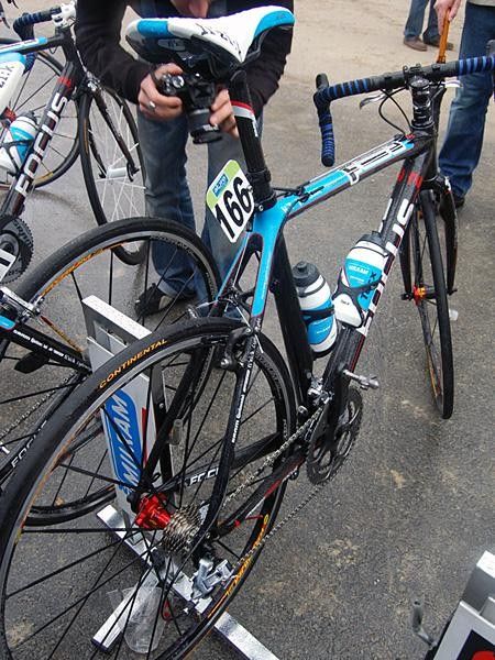 The 'cross frame provides plenty gobs of clearance.